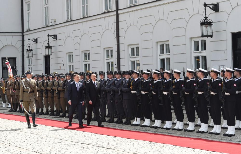 Azərbaycan Prezidenti İlham Əliyevin Varşavada rəsmi qarşılanma mərasimi olub (FOTO)