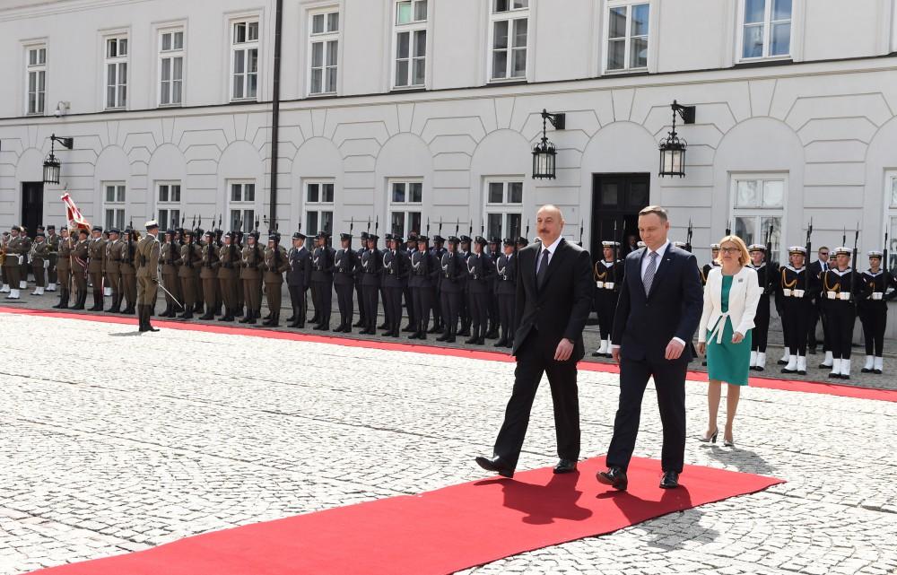 Azərbaycan Prezidenti İlham Əliyevin Varşavada rəsmi qarşılanma mərasimi olub (FOTO)