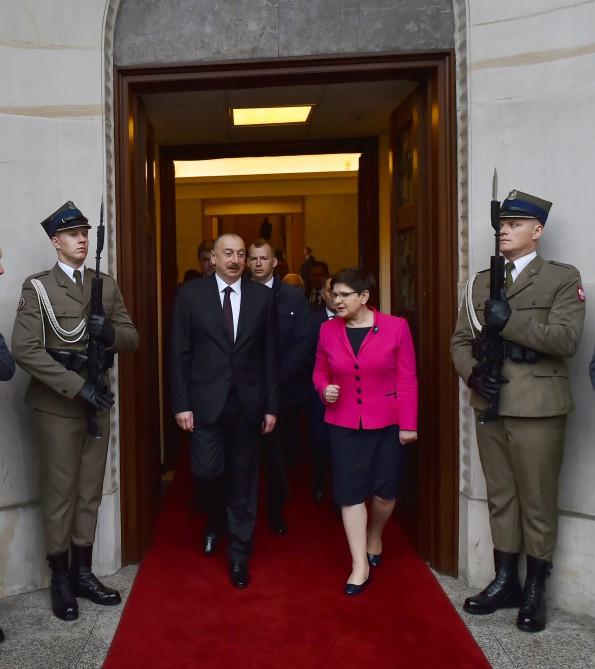 Prezident İlham Əliyev: Beynəlxalq nəqliyyat dəhlizlərinin yaradılmasında Azərbaycan fəal iştirak edir (YENİLƏNİB) (FOTO)