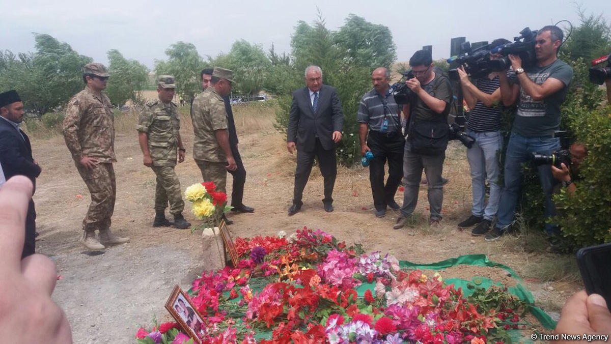 Hərbi attaşelər və xarici KİV nümayəndələri Alxanlı kəndində erməni təxribatının qeydə alındığı əraziyə baxış keçiriblər (FOTO)