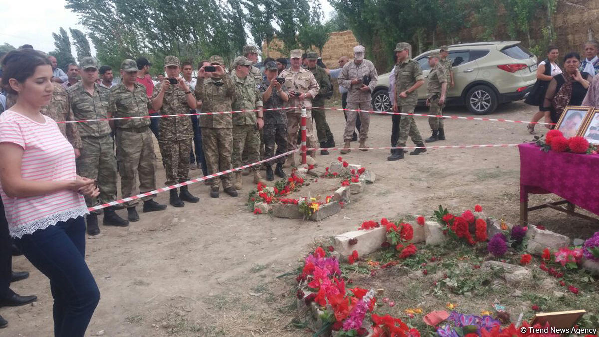 Hərbi attaşelər və xarici KİV nümayəndələri Alxanlı kəndində erməni təxribatının qeydə alındığı əraziyə baxış keçiriblər (FOTO)
