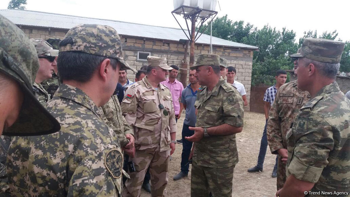 Hərbi attaşelər və xarici KİV nümayəndələri Alxanlı kəndində erməni təxribatının qeydə alındığı əraziyə baxış keçiriblər (FOTO)