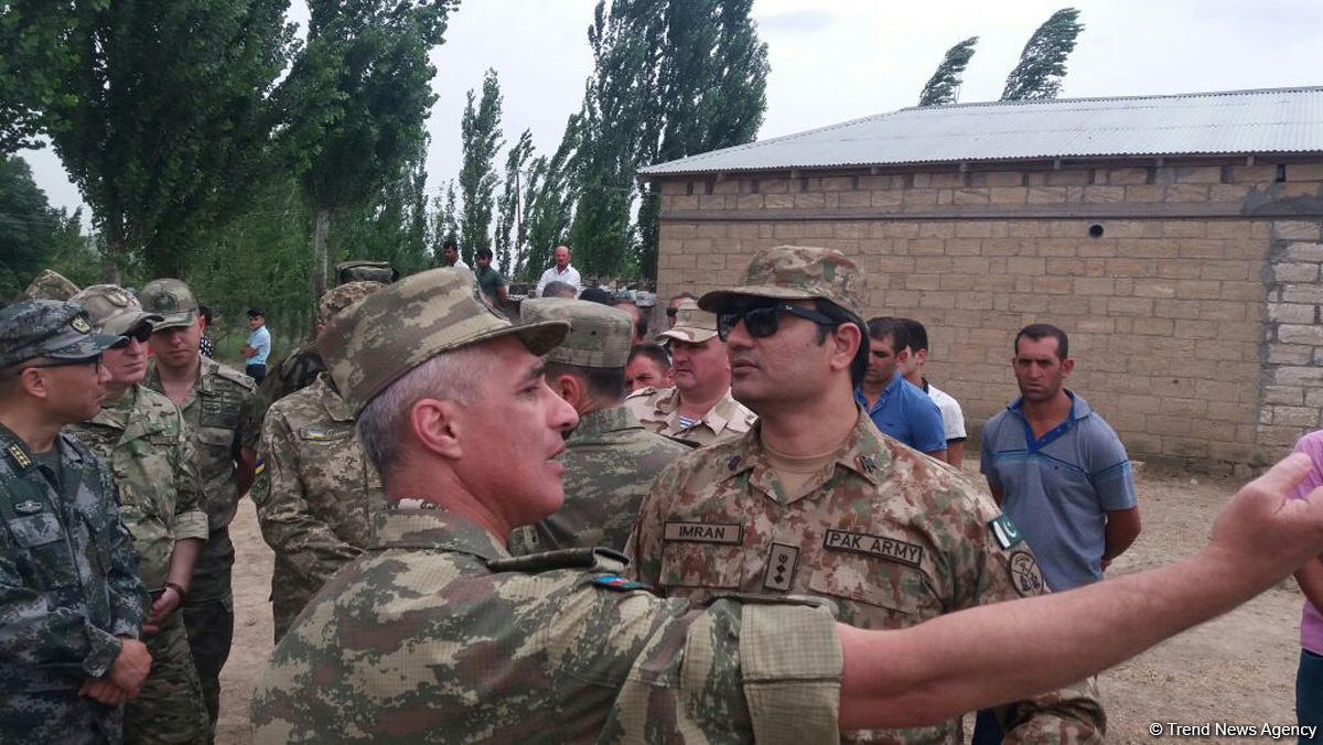 Hərbi attaşelər və xarici KİV nümayəndələri Alxanlı kəndində erməni təxribatının qeydə alındığı əraziyə baxış keçiriblər (FOTO)