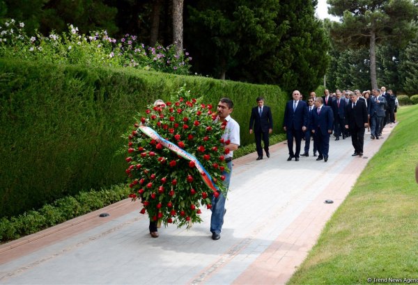 Xarici İşlər Nazirliyinin kollektivi ümummilli lider Heydər Əliyevin məzarını və Şəhidlər xiyabanını ziyarət edib (FOTO)