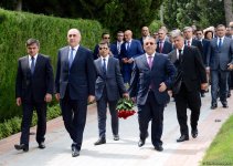 Xarici İşlər Nazirliyinin kollektivi ümummilli lider Heydər Əliyevin məzarını və Şəhidlər xiyabanını ziyarət edib (FOTO)