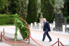 Xarici İşlər Nazirliyinin kollektivi ümummilli lider Heydər Əliyevin məzarını və Şəhidlər xiyabanını ziyarət edib (FOTO)