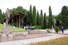 Xarici İşlər Nazirliyinin kollektivi ümummilli lider Heydər Əliyevin məzarını və Şəhidlər xiyabanını ziyarət edib (FOTO)