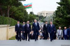 Xarici İşlər Nazirliyinin kollektivi ümummilli lider Heydər Əliyevin məzarını və Şəhidlər xiyabanını ziyarət edib (FOTO)