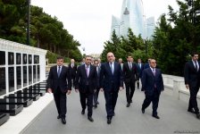 Xarici İşlər Nazirliyinin kollektivi ümummilli lider Heydər Əliyevin məzarını və Şəhidlər xiyabanını ziyarət edib (FOTO)