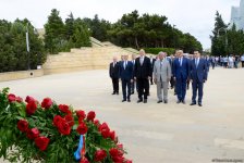 Xarici İşlər Nazirliyinin kollektivi ümummilli lider Heydər Əliyevin məzarını və Şəhidlər xiyabanını ziyarət edib (FOTO)