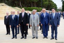 Xarici İşlər Nazirliyinin kollektivi ümummilli lider Heydər Əliyevin məzarını və Şəhidlər xiyabanını ziyarət edib (FOTO)