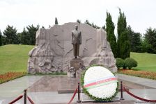 Xarici İşlər Nazirliyinin kollektivi ümummilli lider Heydər Əliyevin məzarını və Şəhidlər xiyabanını ziyarət edib (FOTO)