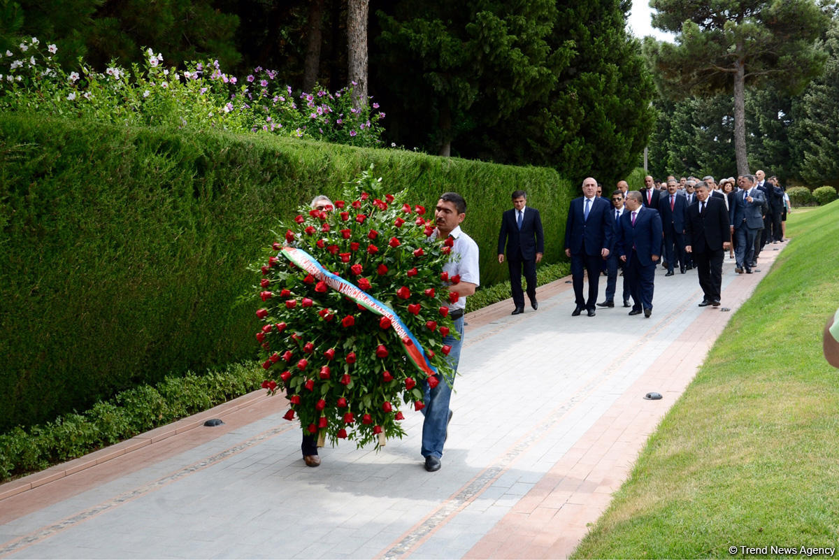 Xarici İşlər Nazirliyinin kollektivi ümummilli lider Heydər Əliyevin məzarını və Şəhidlər xiyabanını ziyarət edib (FOTO)