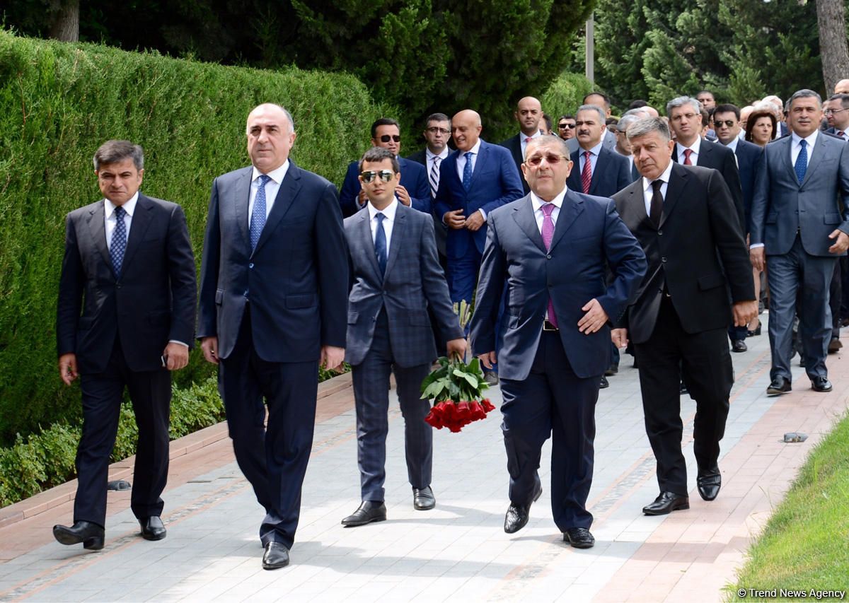 Xarici İşlər Nazirliyinin kollektivi ümummilli lider Heydər Əliyevin məzarını və Şəhidlər xiyabanını ziyarət edib (FOTO)
