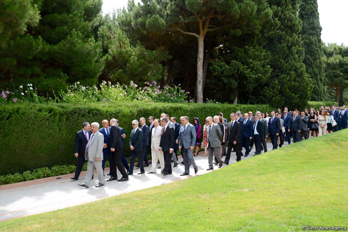 Xarici İşlər Nazirliyinin kollektivi ümummilli lider Heydər Əliyevin məzarını və Şəhidlər xiyabanını ziyarət edib (FOTO)
