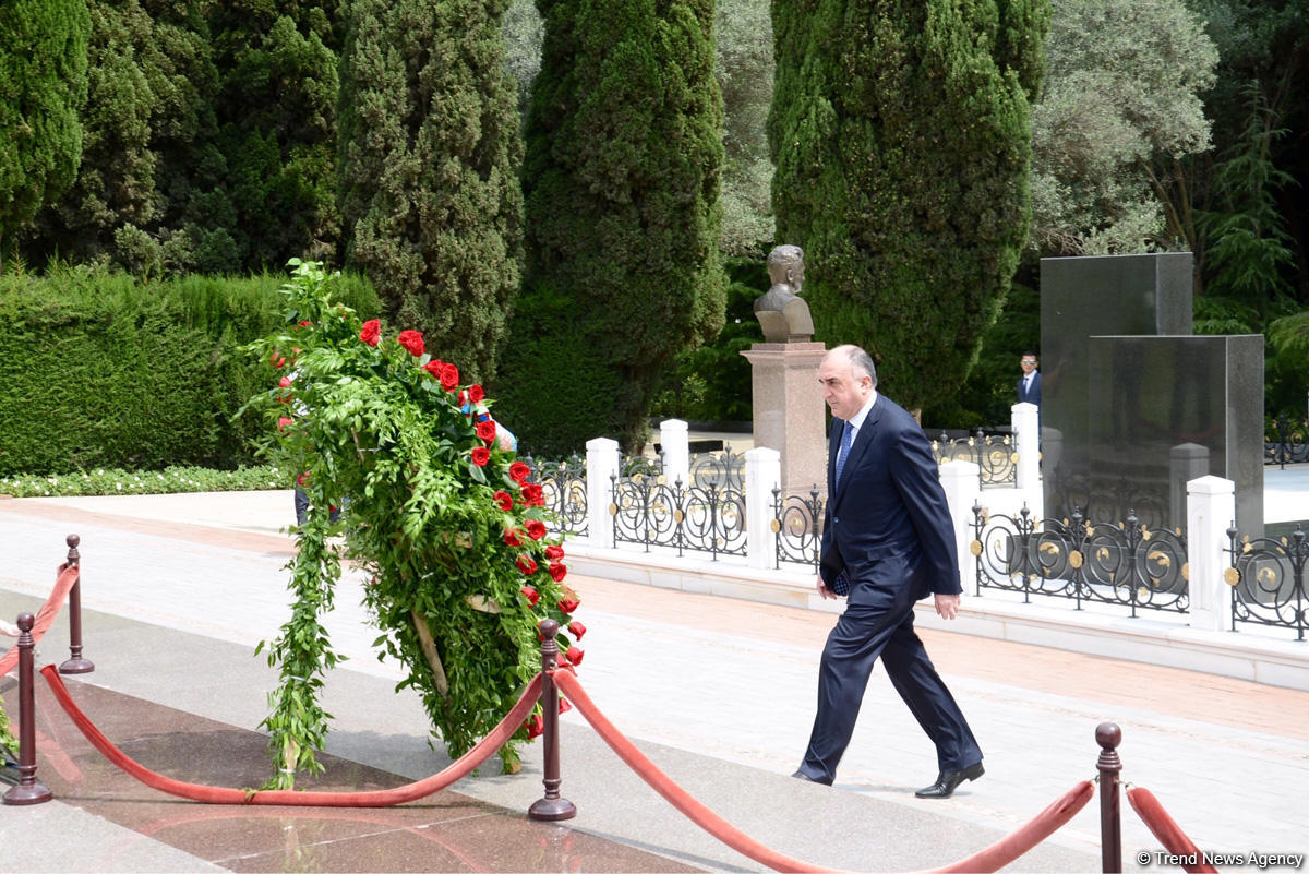 Xarici İşlər Nazirliyinin kollektivi ümummilli lider Heydər Əliyevin məzarını və Şəhidlər xiyabanını ziyarət edib (FOTO)