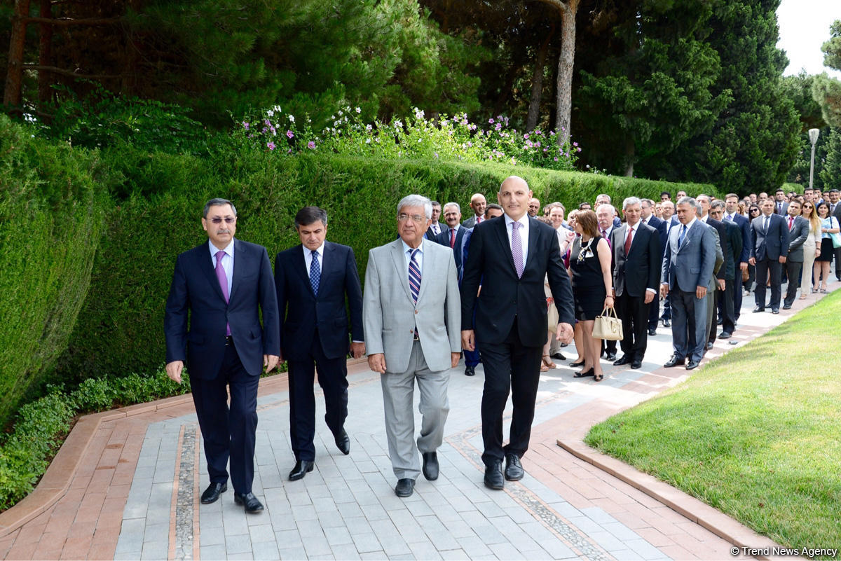 Xarici İşlər Nazirliyinin kollektivi ümummilli lider Heydər Əliyevin məzarını və Şəhidlər xiyabanını ziyarət edib (FOTO)
