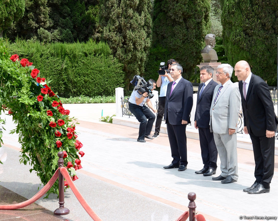 Xarici İşlər Nazirliyinin kollektivi ümummilli lider Heydər Əliyevin məzarını və Şəhidlər xiyabanını ziyarət edib (FOTO)