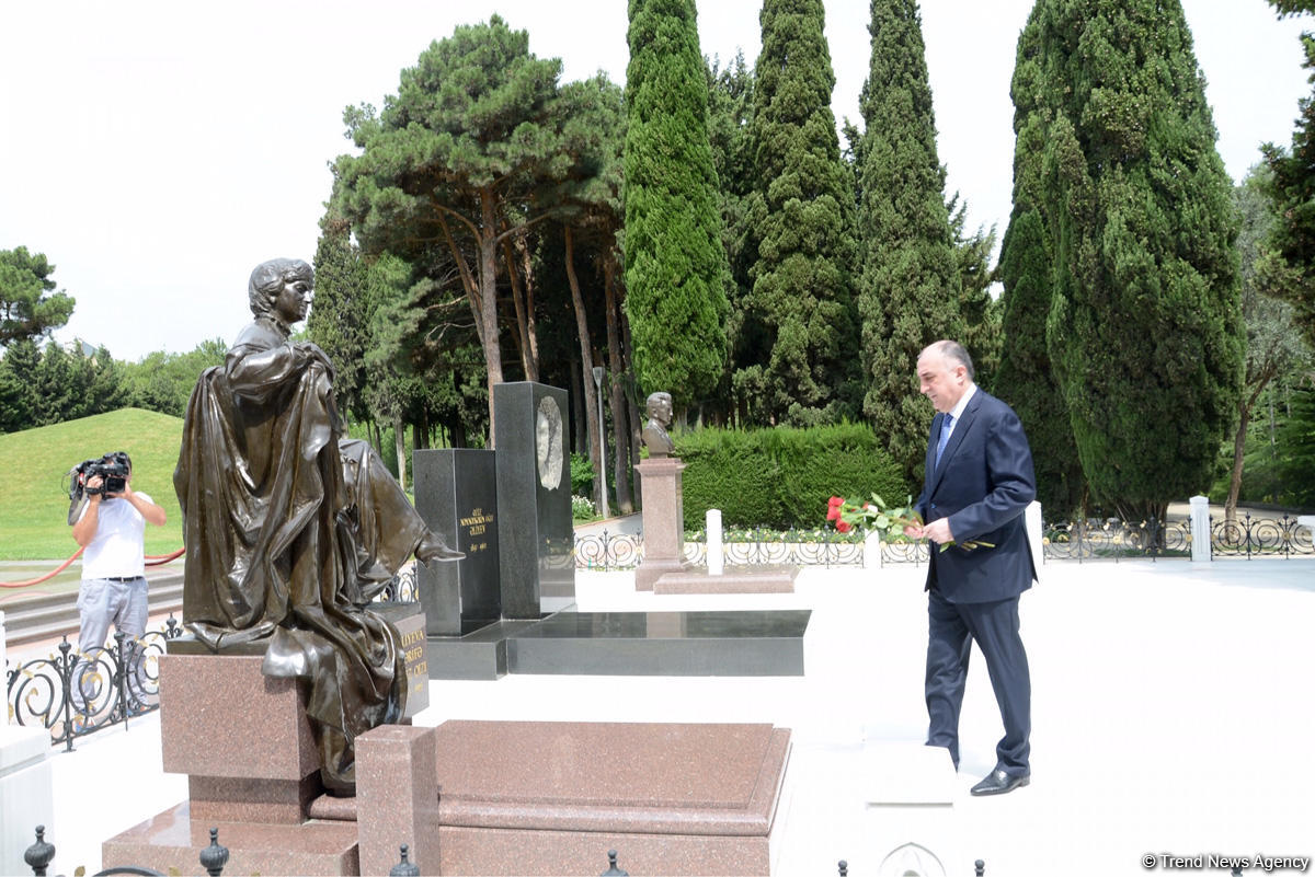Xarici İşlər Nazirliyinin kollektivi ümummilli lider Heydər Əliyevin məzarını və Şəhidlər xiyabanını ziyarət edib (FOTO)