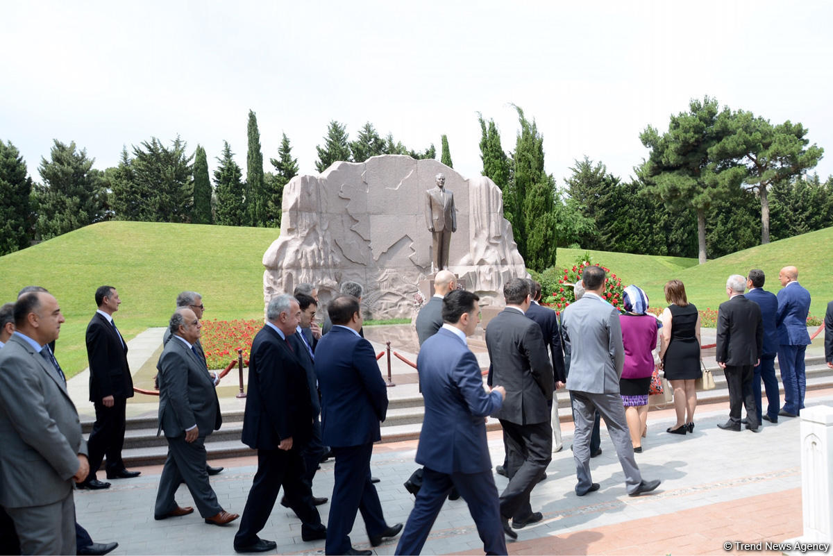 Xarici İşlər Nazirliyinin kollektivi ümummilli lider Heydər Əliyevin məzarını və Şəhidlər xiyabanını ziyarət edib (FOTO)