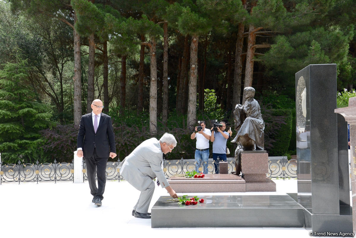 Xarici İşlər Nazirliyinin kollektivi ümummilli lider Heydər Əliyevin məzarını və Şəhidlər xiyabanını ziyarət edib (FOTO)