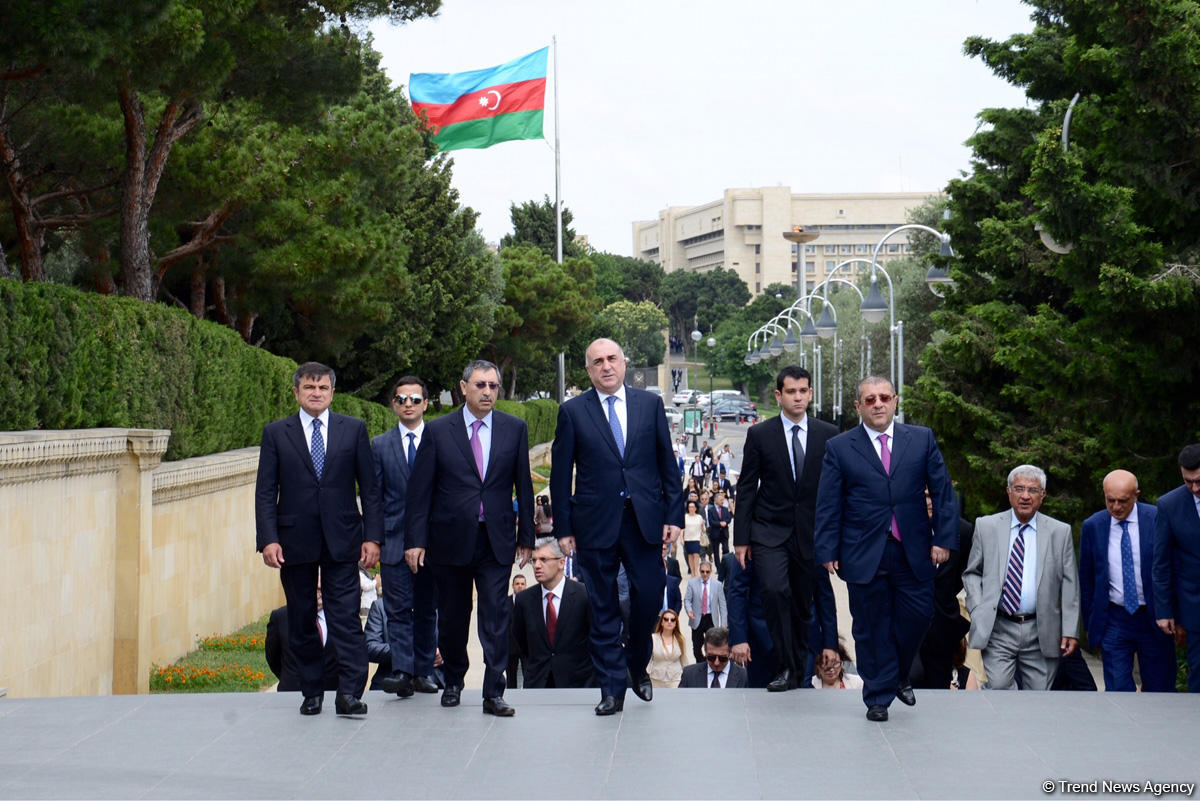 Xarici İşlər Nazirliyinin kollektivi ümummilli lider Heydər Əliyevin məzarını və Şəhidlər xiyabanını ziyarət edib (FOTO)