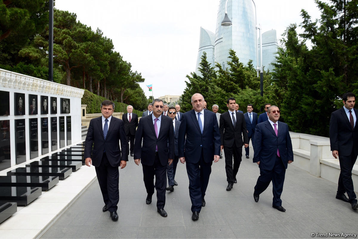 Xarici İşlər Nazirliyinin kollektivi ümummilli lider Heydər Əliyevin məzarını və Şəhidlər xiyabanını ziyarət edib (FOTO)