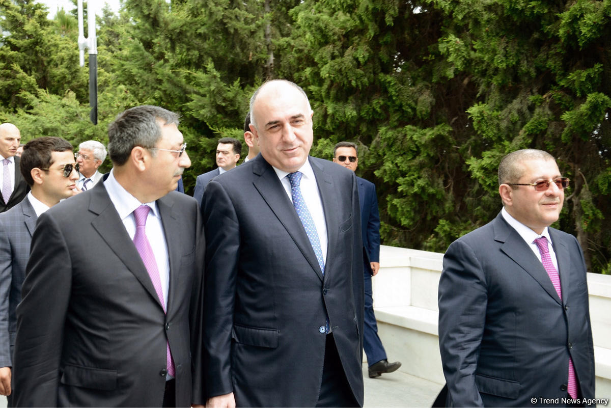 Xarici İşlər Nazirliyinin kollektivi ümummilli lider Heydər Əliyevin məzarını və Şəhidlər xiyabanını ziyarət edib (FOTO)