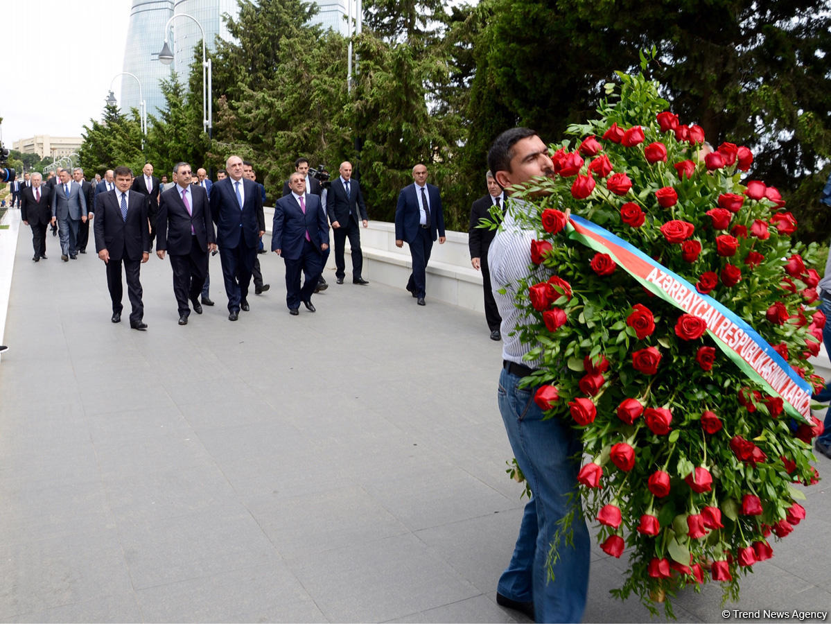 Xarici İşlər Nazirliyinin kollektivi ümummilli lider Heydər Əliyevin məzarını və Şəhidlər xiyabanını ziyarət edib (FOTO)