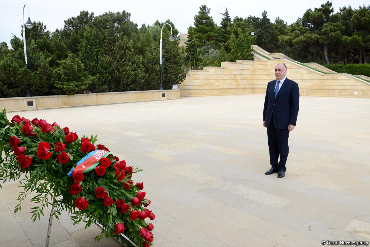 Xarici İşlər Nazirliyinin kollektivi ümummilli lider Heydər Əliyevin məzarını və Şəhidlər xiyabanını ziyarət edib (FOTO)