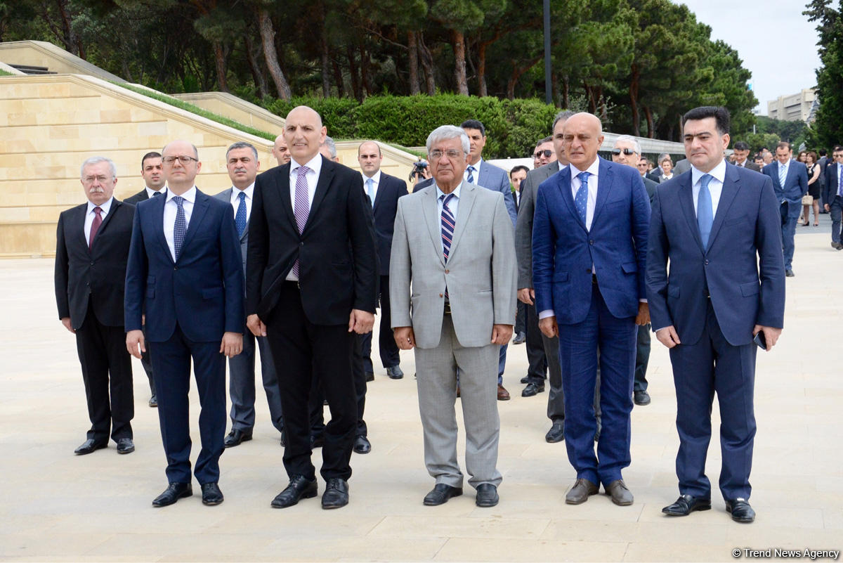 Xarici İşlər Nazirliyinin kollektivi ümummilli lider Heydər Əliyevin məzarını və Şəhidlər xiyabanını ziyarət edib (FOTO)