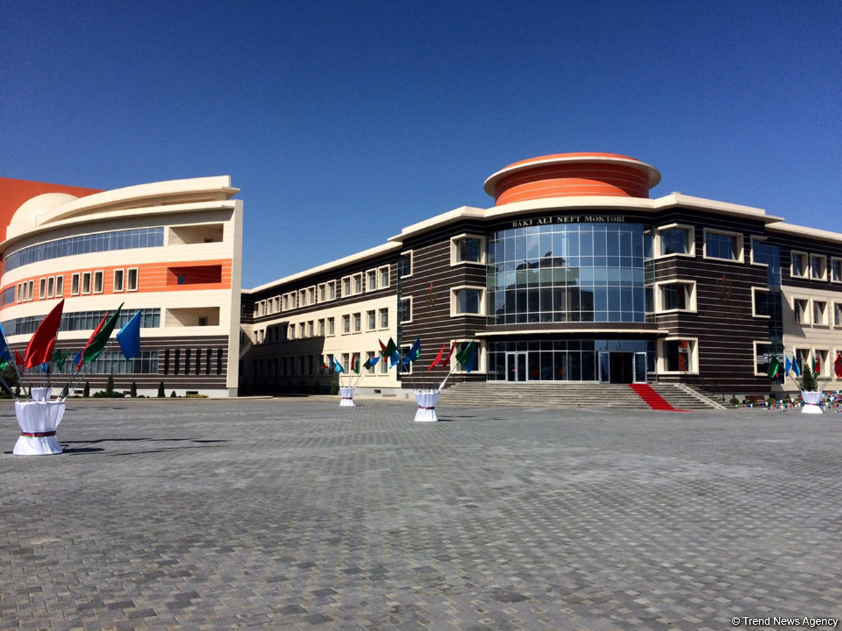 Bakı Ali Neft Məktəbində ilk "Məzun günü" keçirildi (FOTO)