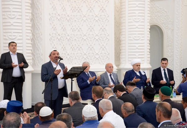 Türkiyədə dövlət çevrilişi cəhdinin ildönümü ilə əlaqədar Bakıda vəhdət namazı qılınıb (FOTO)