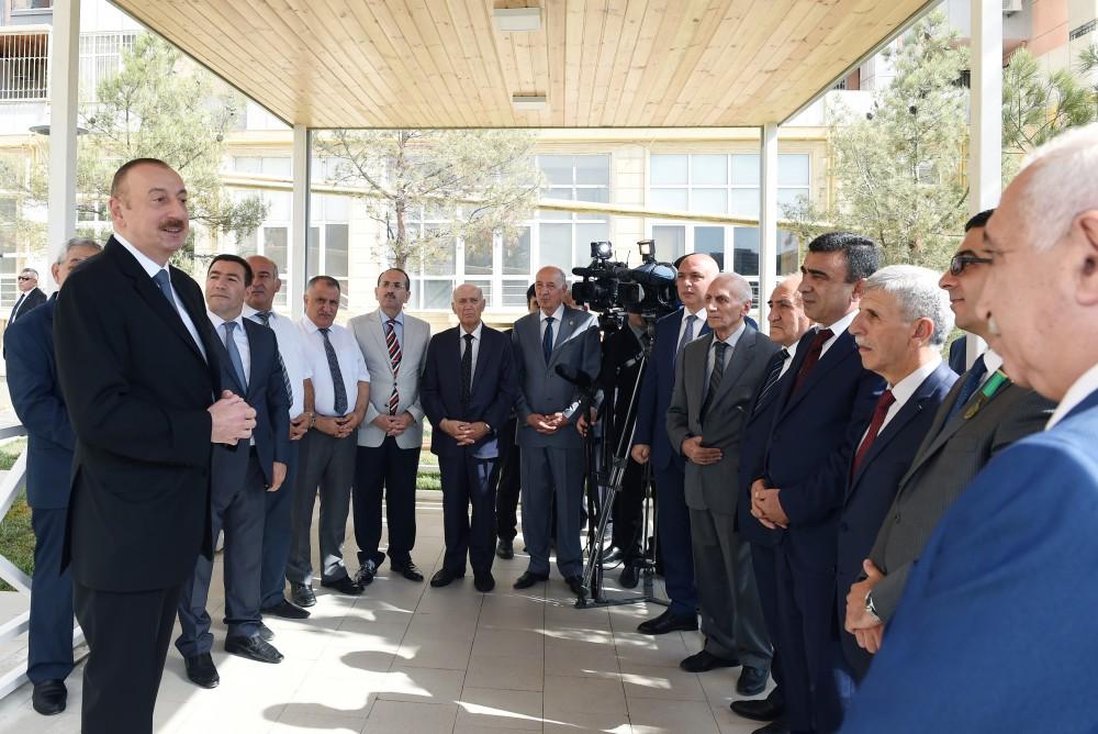 Prezident İlham Əliyev Yasamal rayonunda  yeni salınan parkda yaradılan şəraitlə tanış olub (YENİLƏNİB-3) (FOTO)