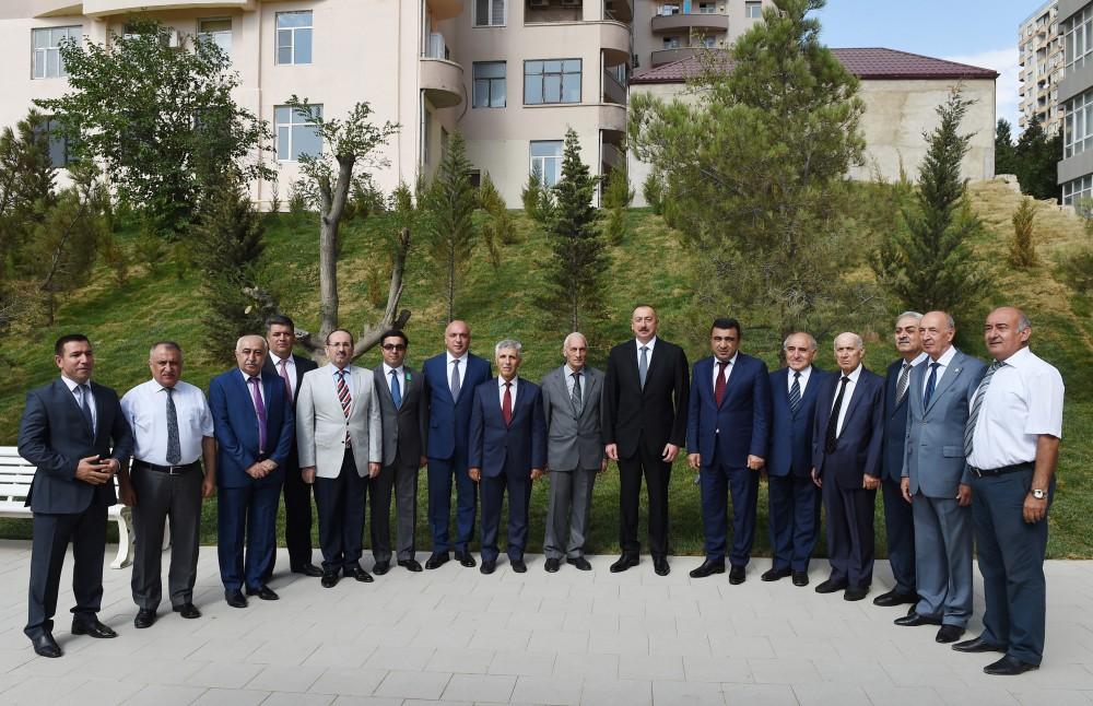 Prezident İlham Əliyev Yasamal rayonunda  yeni salınan parkda yaradılan şəraitlə tanış olub (YENİLƏNİB-3) (FOTO)