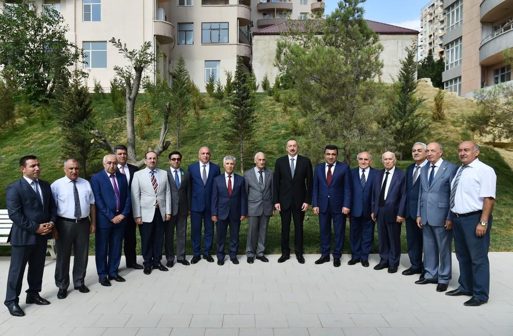 Prezident İlham Əliyev Yasamal rayonunda  yeni salınan parkda yaradılan şəraitlə tanış olub (YENİLƏNİB-3) (FOTO)