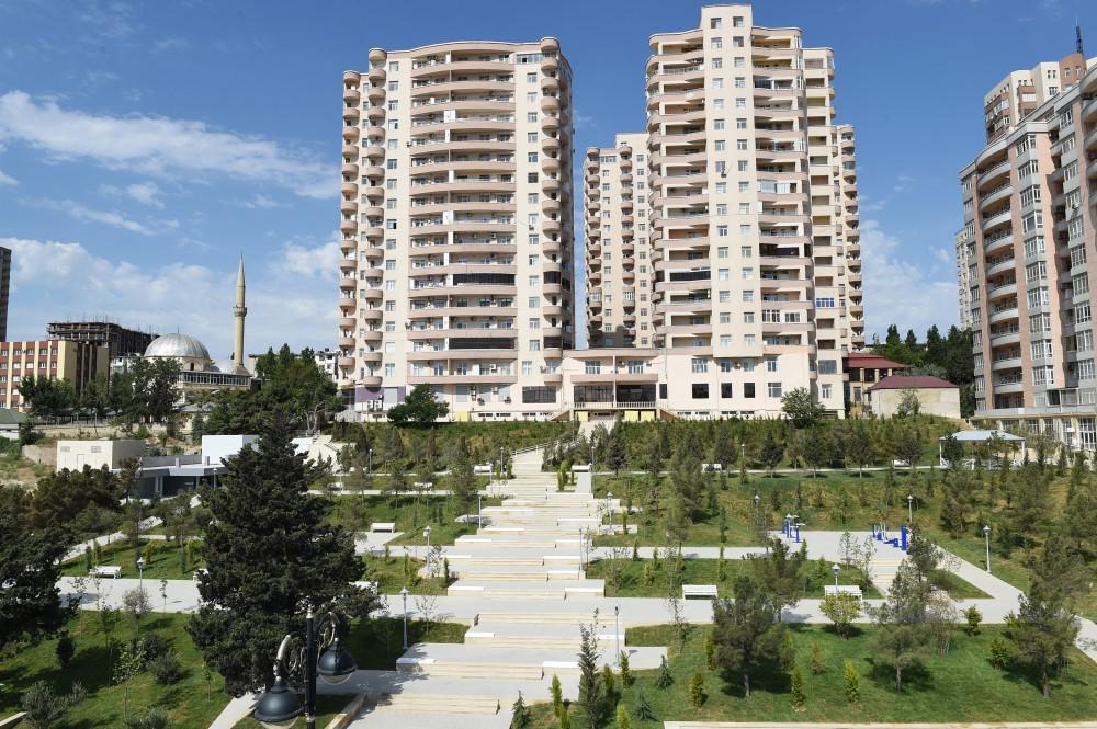 Prezident İlham Əliyev Yasamal rayonunda  yeni salınan parkda yaradılan şəraitlə tanış olub (YENİLƏNİB-3) (FOTO)
