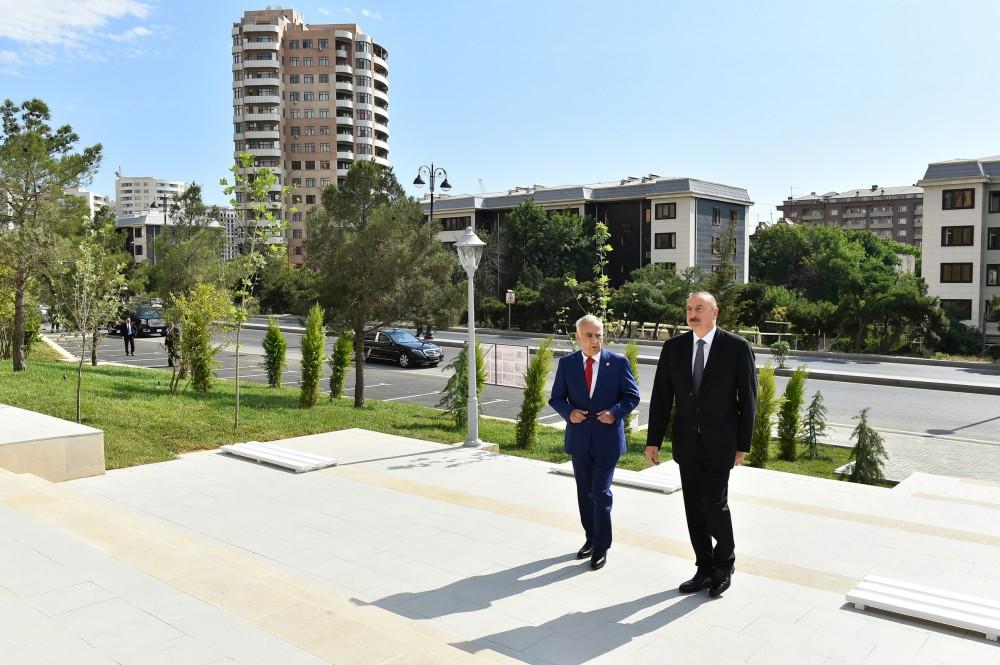 Prezident İlham Əliyev Yasamal rayonunda  yeni salınan parkda yaradılan şəraitlə tanış olub (YENİLƏNİB-3) (FOTO)