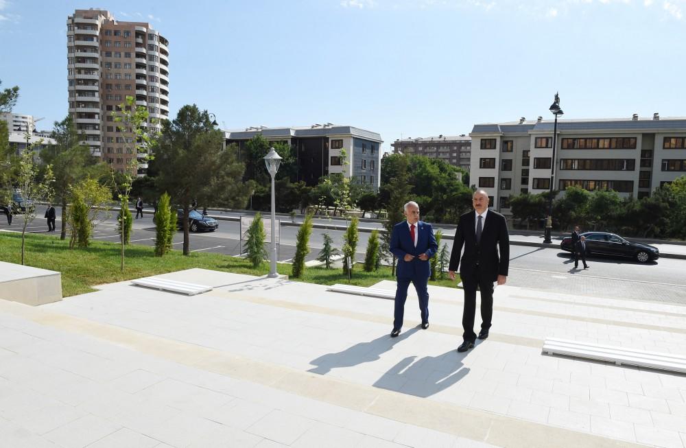 Prezident İlham Əliyev Yasamal rayonunda  yeni salınan parkda yaradılan şəraitlə tanış olub (YENİLƏNİB-3) (FOTO)