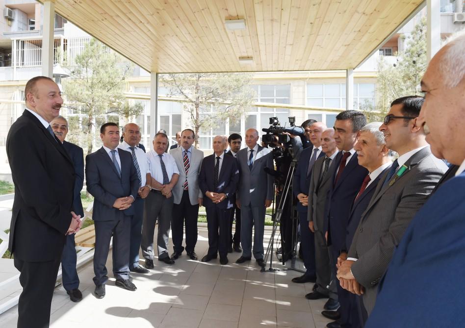 Prezident İlham Əliyev Yasamal rayonunda  yeni salınan parkda yaradılan şəraitlə tanış olub (YENİLƏNİB-3) (FOTO)