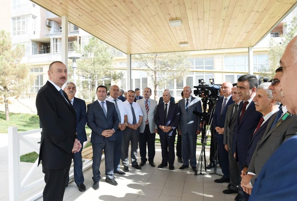 Prezident İlham Əliyev Yasamal rayonunda  yeni salınan parkda yaradılan şəraitlə tanış olub (YENİLƏNİB-3) (FOTO)