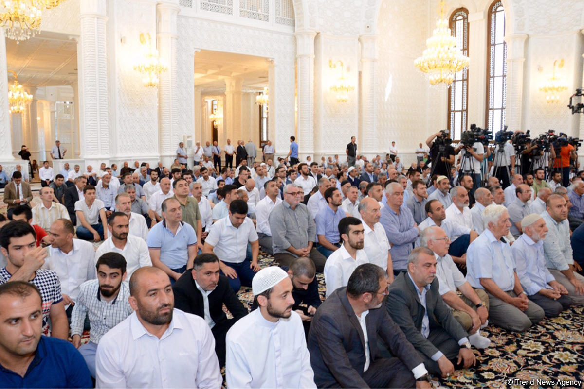 Türkiyədə dövlət çevrilişi cəhdinin ildönümü ilə əlaqədar Bakıda vəhdət namazı qılınıb (FOTO)