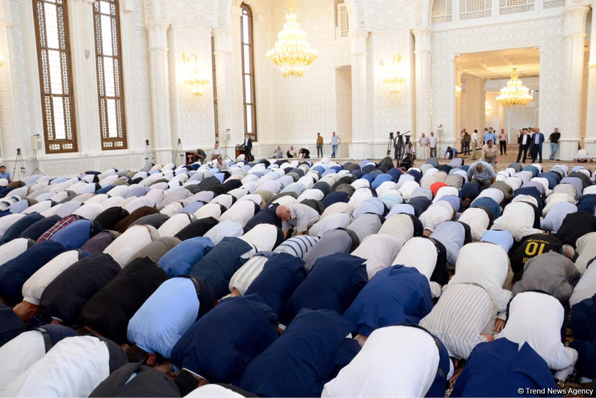 Türkiyədə dövlət çevrilişi cəhdinin ildönümü ilə əlaqədar Bakıda vəhdət namazı qılınıb (FOTO)
