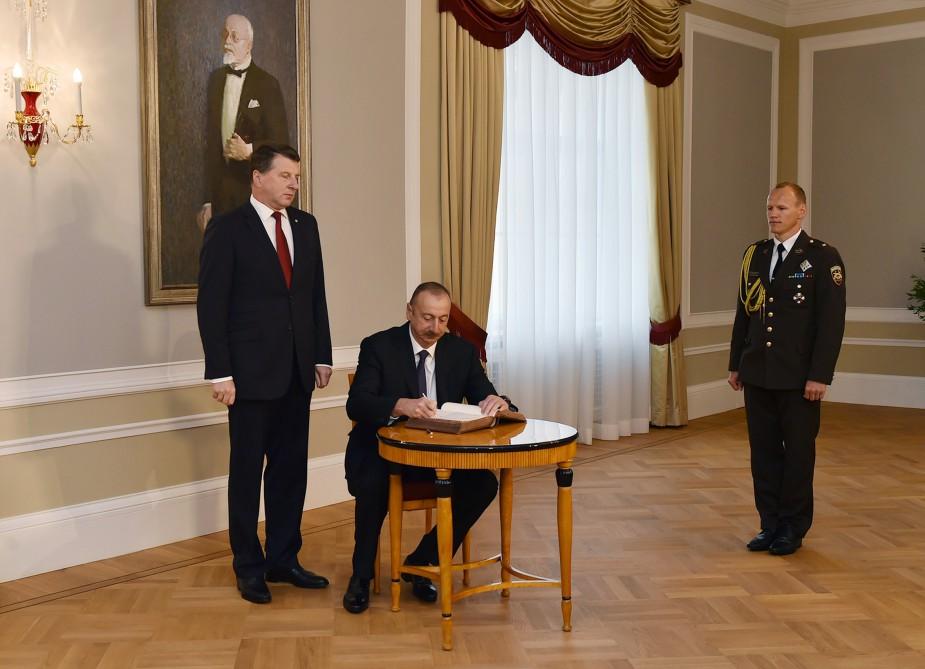 Prezident İlham Əliyevin Riqada rəsmi qarşılanma mərasimi olub (FOTO)