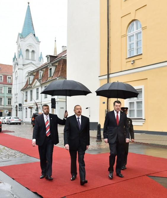 Prezident İlham Əliyevin Riqada rəsmi qarşılanma mərasimi olub (FOTO)