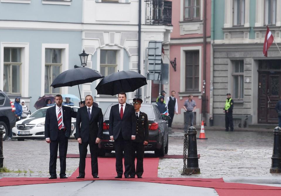 Prezident İlham Əliyevin Riqada rəsmi qarşılanma mərasimi olub (FOTO)