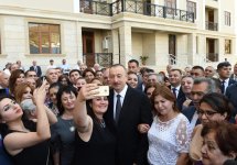 Prezident İlham Əliyev jurnalistlər üçün tikilmiş növbəti binada Milli Mətbuat Günü münasibətilə mənzillərin paylanması mərasimində iştirak edib (YENİLƏNİB-4) (FOTO/VİDEO)
