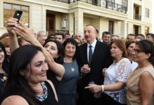 Prezident İlham Əliyev jurnalistlər üçün tikilmiş növbəti binada Milli Mətbuat Günü münasibətilə mənzillərin paylanması mərasimində iştirak edib (YENİLƏNİB-4) (FOTO/VİDEO)