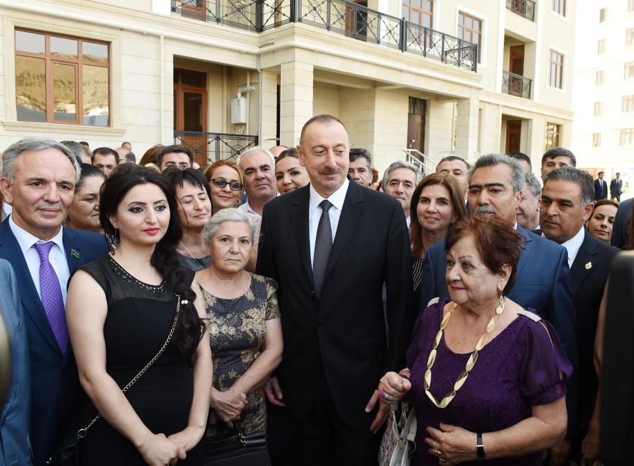 Prezident İlham Əliyev jurnalistlər üçün tikilmiş növbəti binada Milli Mətbuat Günü münasibətilə mənzillərin paylanması mərasimində iştirak edib (YENİLƏNİB-4) (FOTO/VİDEO)