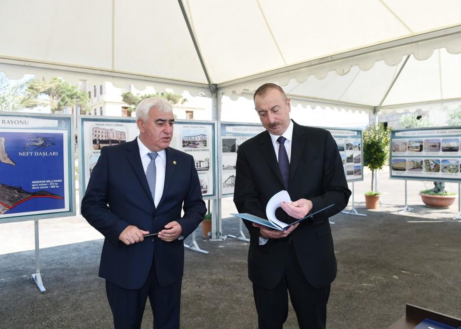 Prezident İlham Əliyev Pirallahı qəsəbəsinin mərkəzi hissəsində həyata keçiriləcək layihələrlə tanış olub (FOTO) (YENİLƏNİB)